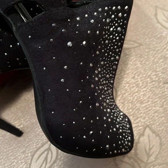 Sparkling and beautiful by Jennifer Lopez. - Picture 7 of 11